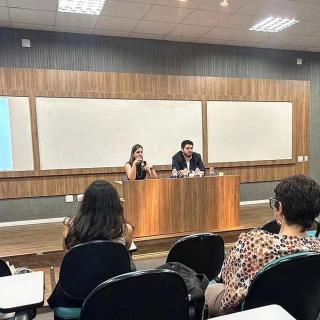 Noite de interação com os alunos do curso de Direito da Universidade Estácio de Ribeirão Preto, ao lado da professora Dra. Isabelle, em um bate-papo acerca dos desafios do início de carreira na advocacia. Agradeço mais uma vez à coordenação do curso, na pessoa da Dra. @ferdiheloisa, pelo convite para retornar ao ambiente acadêmico na condição de egresso, e compartilhar um pouco da vivência na advocacia com os discentes!